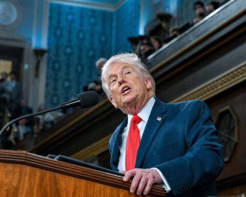 Trump accuse l'Iran de raviver ses ambitions nucléaires alors que les tensions militaires augmentent