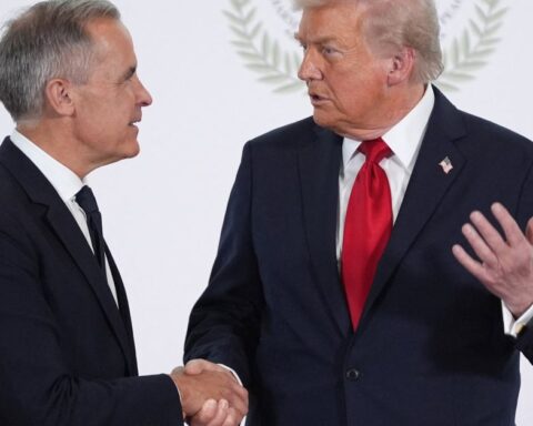 Trump menace de bloquer l'ouverture du pont entre les États-Unis et le Canada