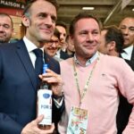Une bouteille de vin « For Sure » offerte à Emmanuel Macron au salon Wine Paris