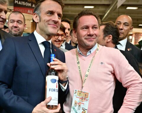 Une bouteille de vin « For Sure » offerte à Emmanuel Macron au salon Wine Paris