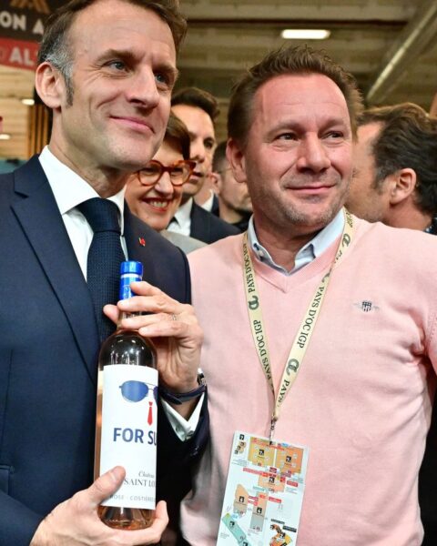 Une bouteille de vin « For Sure » offerte à Emmanuel Macron au salon Wine Paris