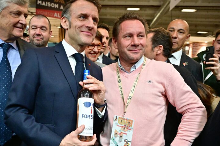 Une bouteille de vin « For Sure » offerte à Emmanuel Macron au salon Wine Paris