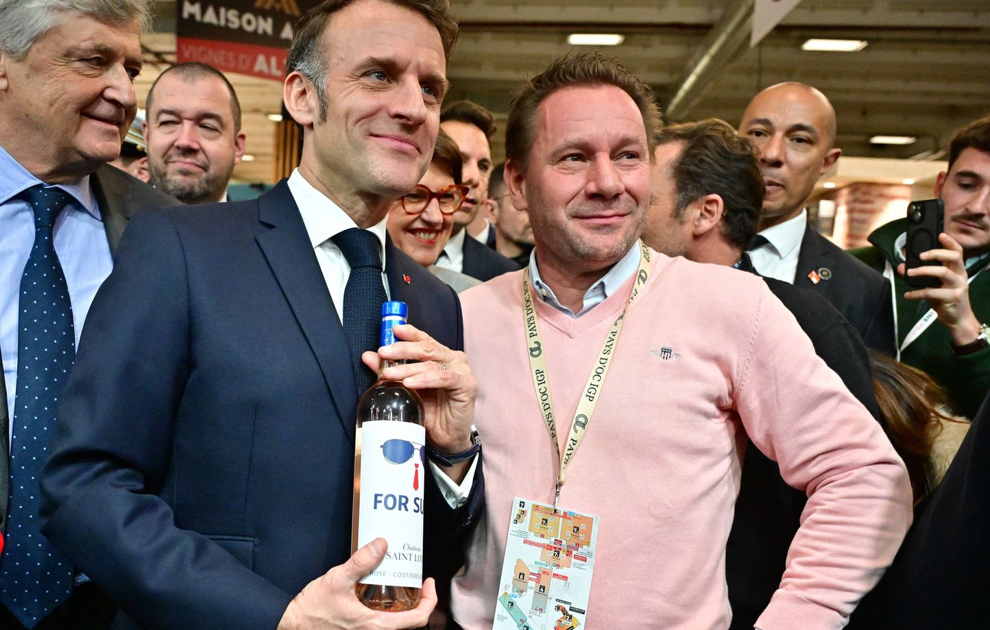 Une bouteille de vin « For Sure » offerte à Emmanuel Macron au salon Wine Paris