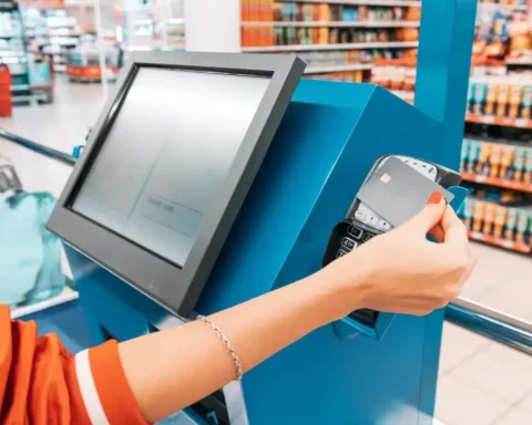 Une directrice d’école victime de 98 vols : un mode opératoire déroutant des caisses automatiques.