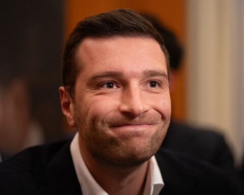 Une enquête ouverte après la brûlure d'une poupée géante de Jordan Bardella au carnaval d'Hasparren