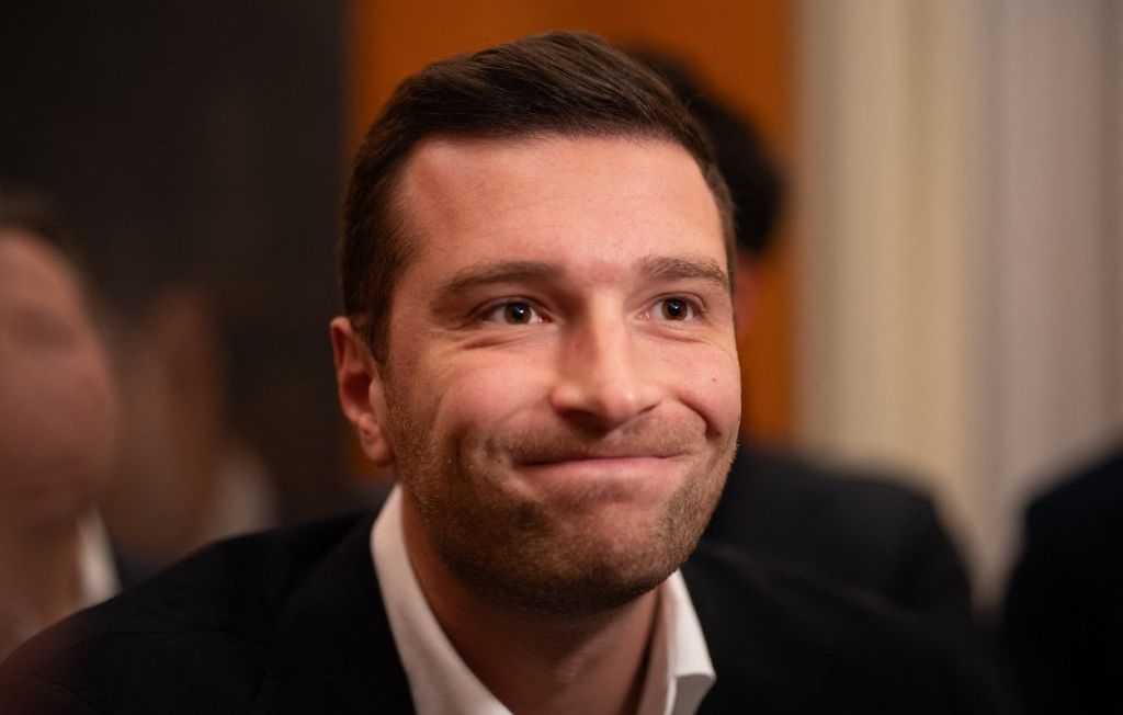 Une enquête ouverte après la brûlure d'une poupée géante de Jordan Bardella au carnaval d'Hasparren