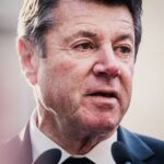 Une tête de cochon et une affiche antisémite retrouvées devant le domicile de Christian Estrosi à Nice