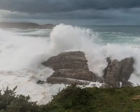 Vigilance jaune déclenchée dans plusieurs départements en raison de rafales de vent atteignant 100 km/h.