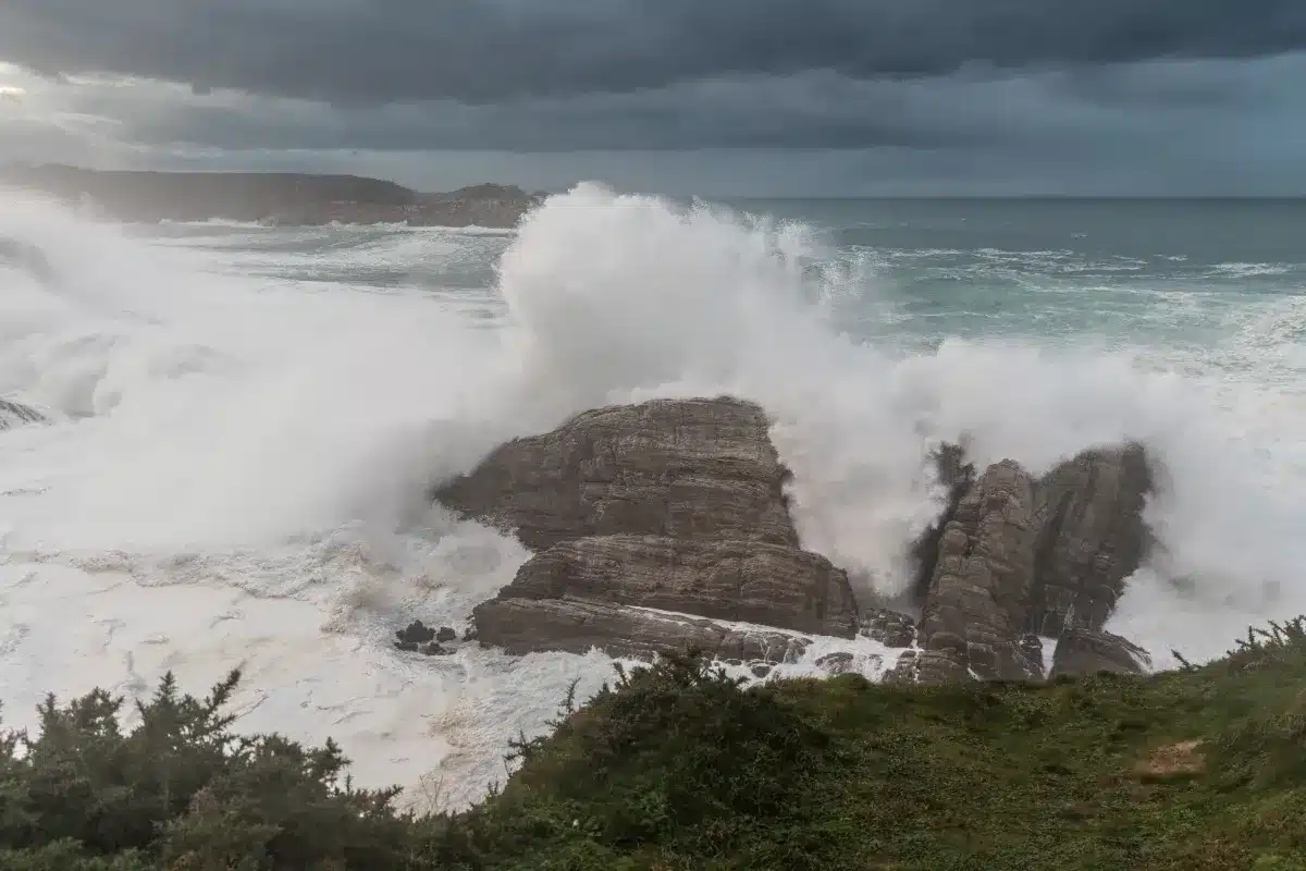 Vigilance jaune déclenchée dans plusieurs départements en raison de rafales de vent atteignant 100 km/h.