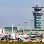 Vols annulés : la situation critique des voyageurs à l'aéroport d'Orly suite à la chute de neige