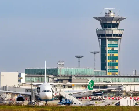 Vols annulés : la situation critique des voyageurs à l'aéroport d'Orly suite à la chute de neige