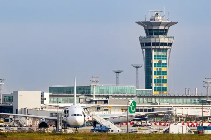 Vols annulés : la situation critique des voyageurs à l'aéroport d'Orly suite à la chute de neige
