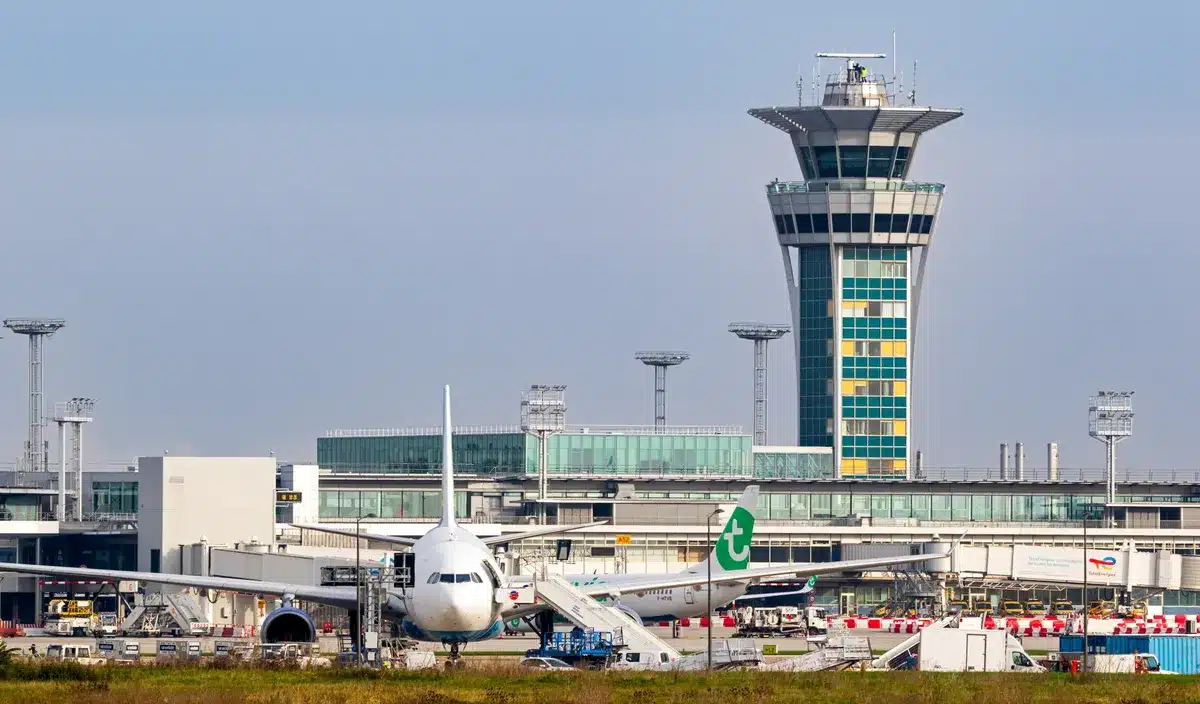 Vols annulés : la situation critique des voyageurs à l'aéroport d'Orly suite à la chute de neige