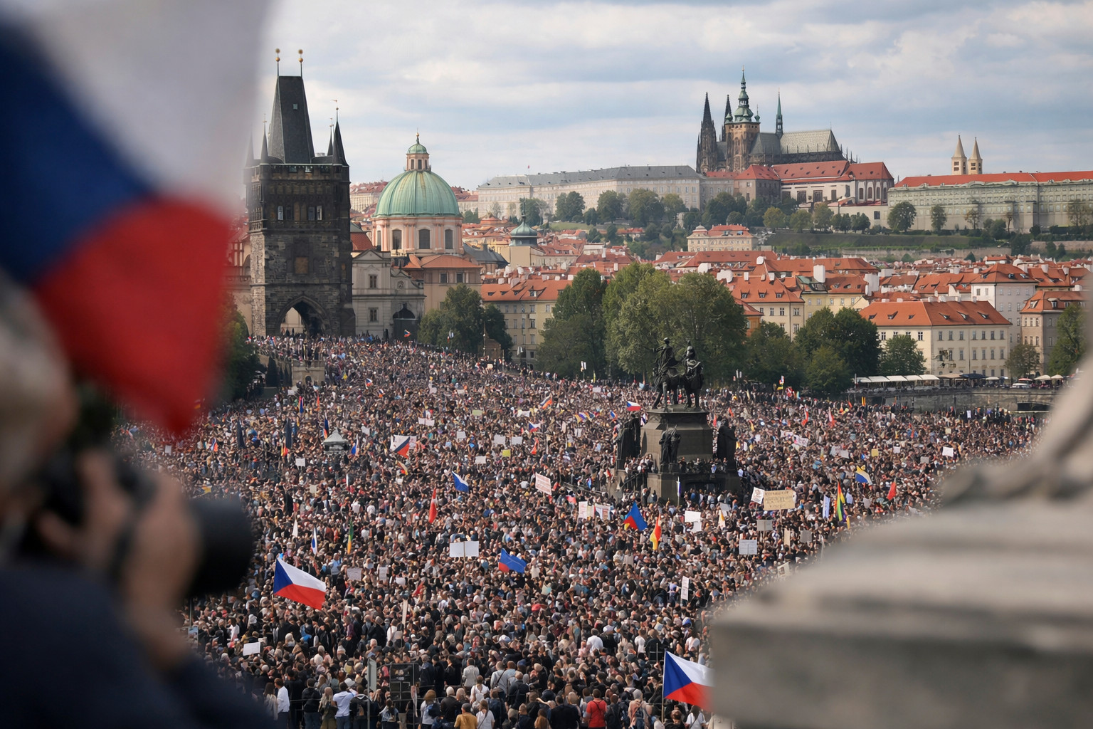 Prague submergée par une marée humaine protestant contre la dérive oligarchique du gouvernement Babiš