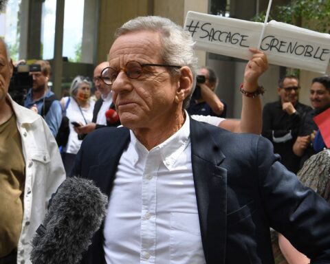Alain Carignon surprend en prenant la tête du premier tour des élections municipales à Grenoble