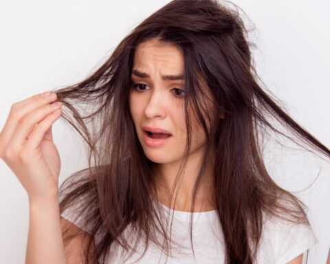 Arracher un cheveu blanc n'entraîne pas la pousse de deux nouveaux