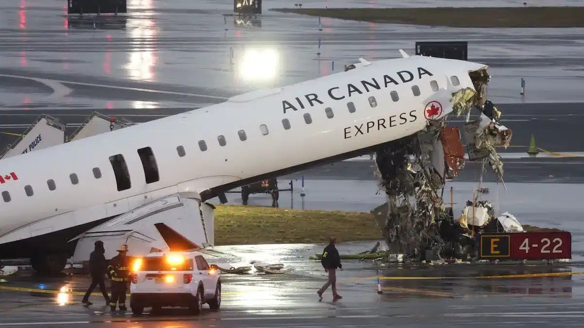 Collision tragique à LaGuardia : un avion heurte un véhicule de secours, entraînant la fermeture totale de l'aéroport de New York.