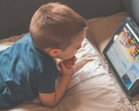 Comment aider les parents à reprendre le contrôle face à l'usage excessif des écrans par les enfants