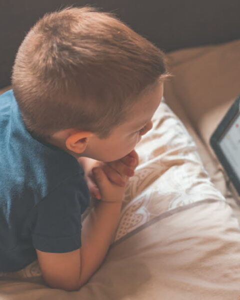 Comment aider les parents à reprendre le contrôle face à l'usage excessif des écrans par les enfants