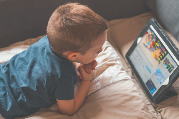 Comment aider les parents à reprendre le contrôle face à l'usage excessif des écrans par les enfants