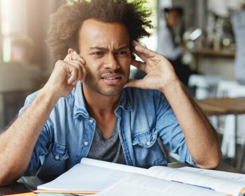 Compréhension de la parole en milieu bruyant : la presbyacousie, un phénomène méconnu en France