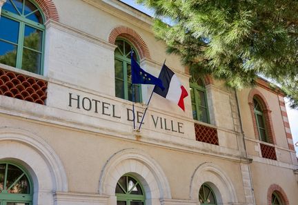 Des maires du Rassemblement national retirent les drapeaux européens de leurs mairies