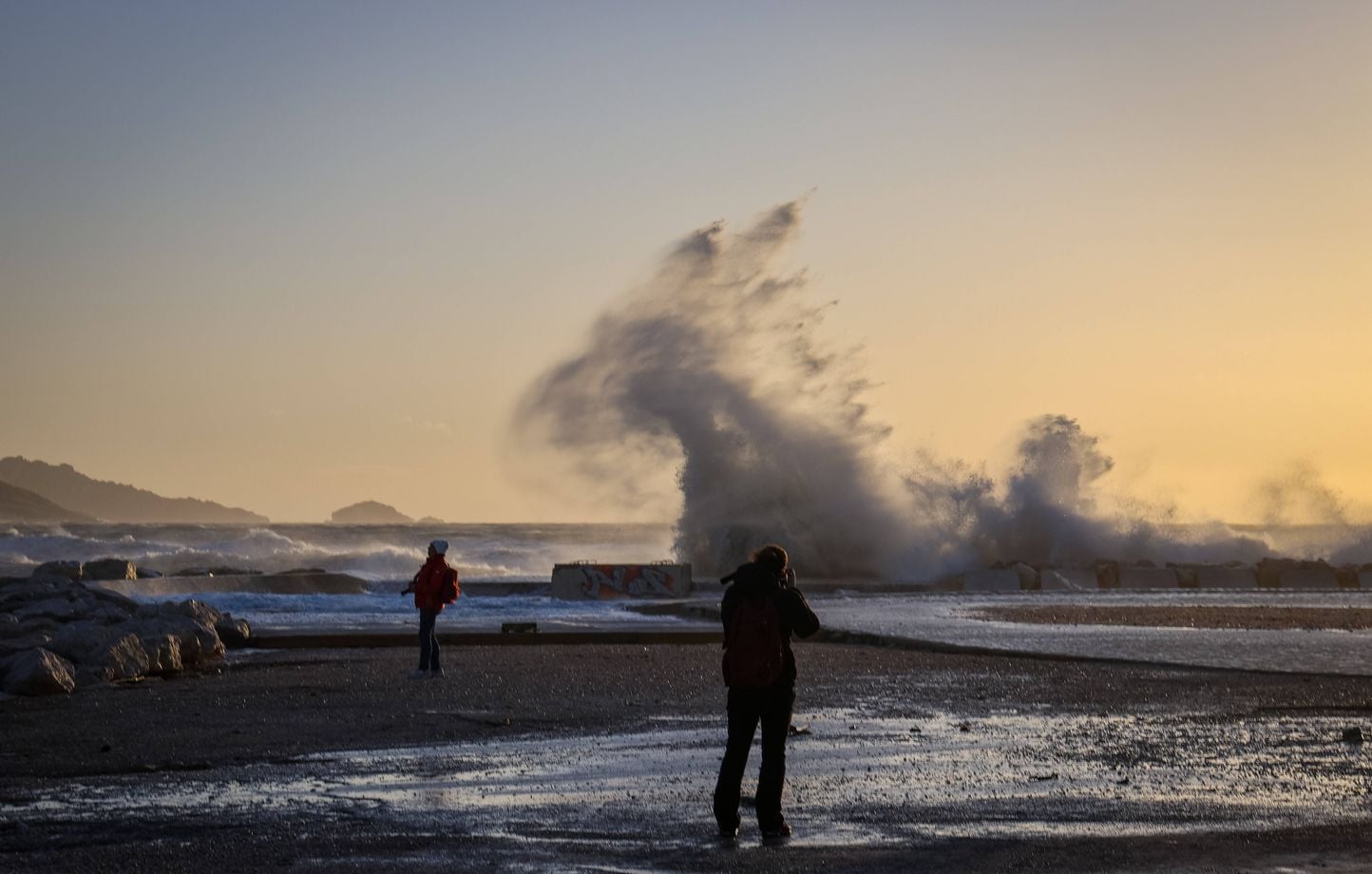 Des vents violents causent des chutes d'arbres et un blessé à Marseille en Provence