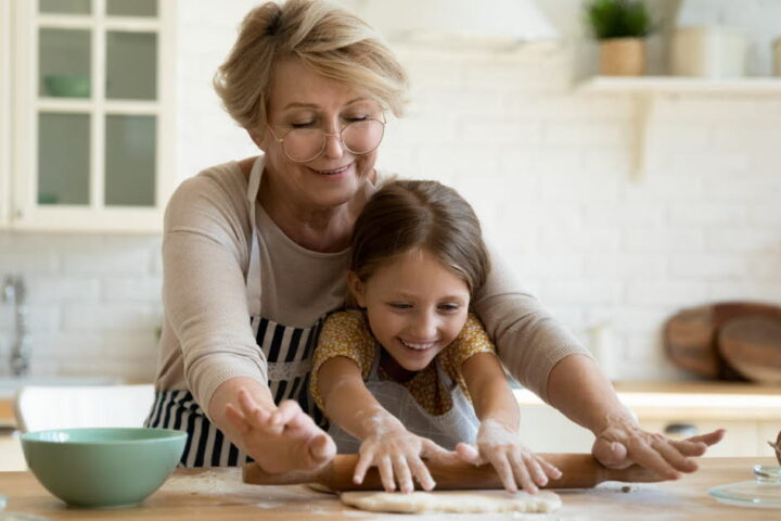 Devenir grand-parent : conseils pour vivre ce changement sereinement