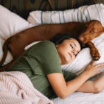 Dormir avec son animal de compagnie : avantages et risques pour la santé selon une étude récente