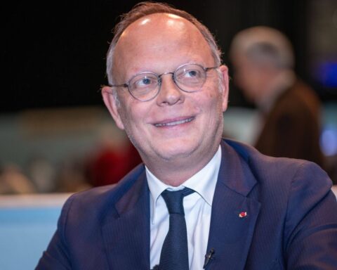 Édouard Philippe se positionne comme un concurrent sérieux pour la présidentielle de 2027, défiant le Rassemblement national