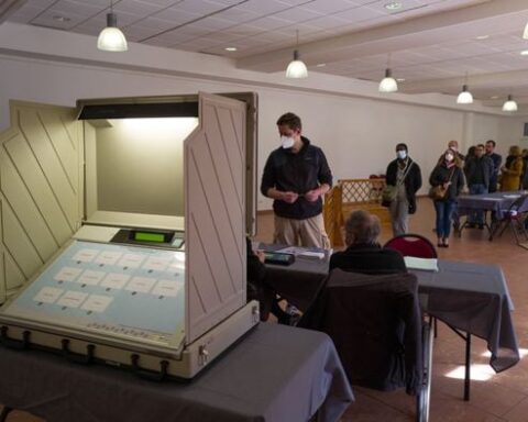 Élections municipales 2026 : certaines communes françaises adoptent les machines à voter, à l'image des États-Unis