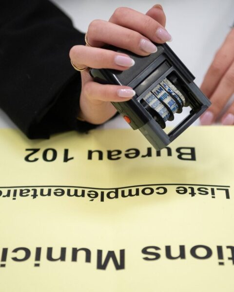 Élections municipales à Paris : deux écrans géants installés pour suivre la soirée d'Emmanuel Grégoire