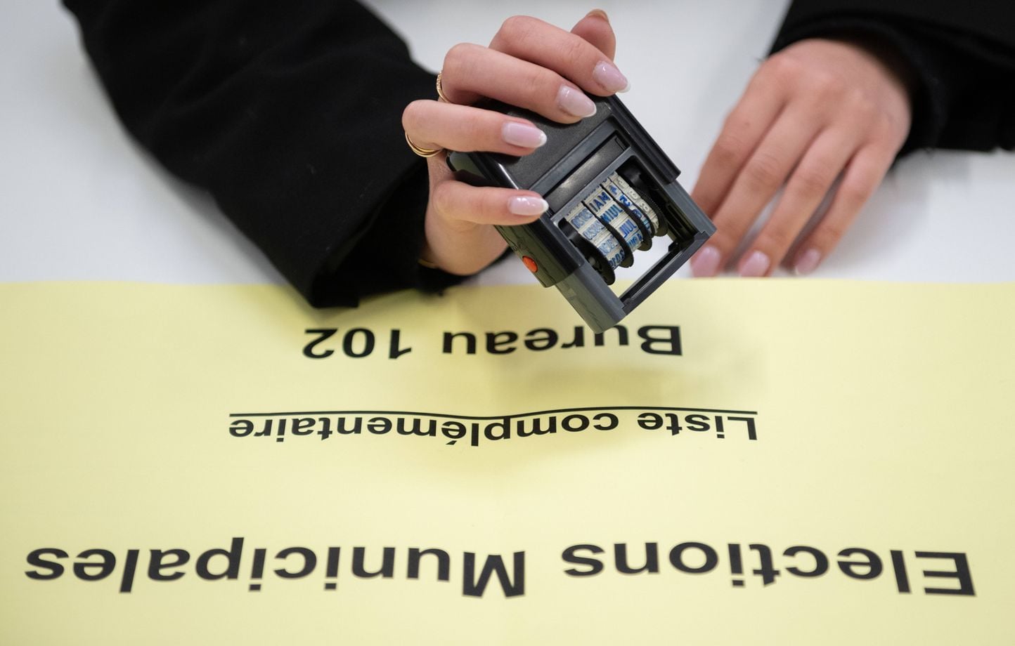 Élections municipales à Paris : deux écrans géants installés pour suivre la soirée d'Emmanuel Grégoire