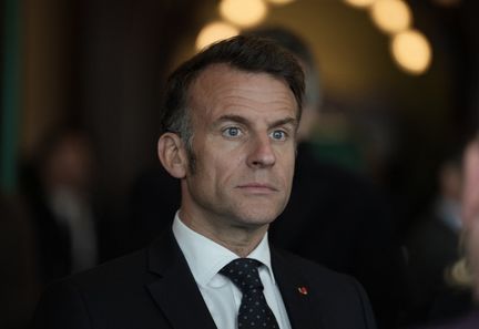 Emmanuel Macron affirme avoir toujours condamné les attaques racistes après les propos polémiques sur CNews