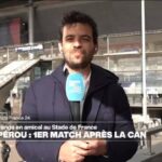 Football : le Sénégal dévoile le trophée de la CAN lors de son premier match au Stade de France.