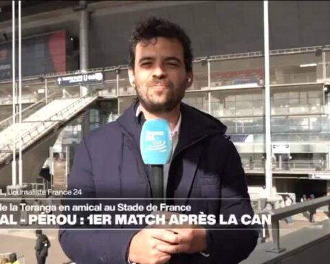 Football : le Sénégal dévoile le trophée de la CAN lors de son premier match au Stade de France.