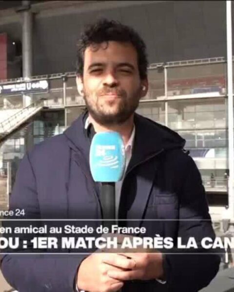 Football : le Sénégal dévoile le trophée de la CAN lors de son premier match au Stade de France.