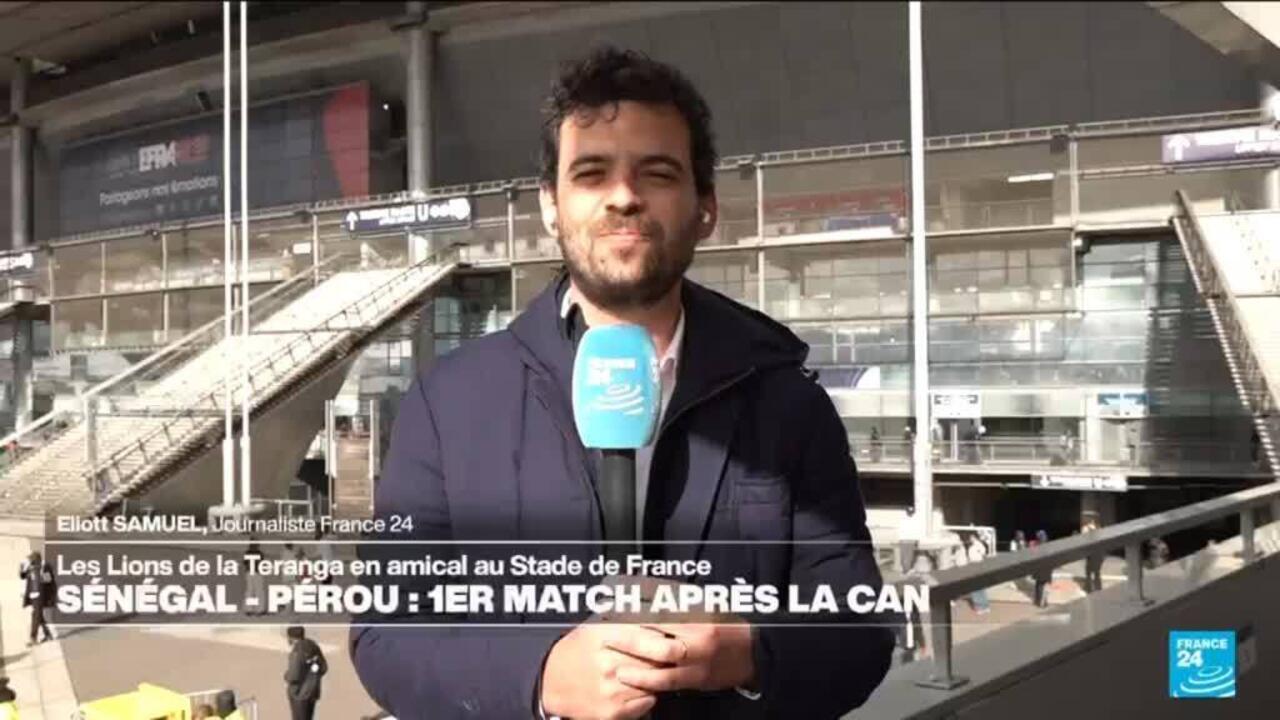 Football : le Sénégal dévoile le trophée de la CAN lors de son premier match au Stade de France.