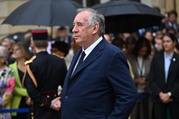 François Bayrou exclut sa candidature à la présidentielle de 2027 tout en proposant son aide