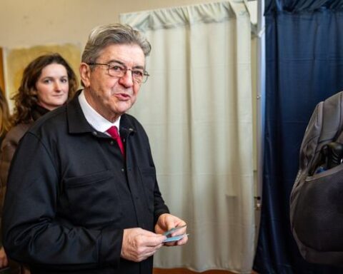Jean-Luc Mélenchon critique le PS et les écologistes après les municipales, appelant à la gratitude plutôt qu'aux insultes
