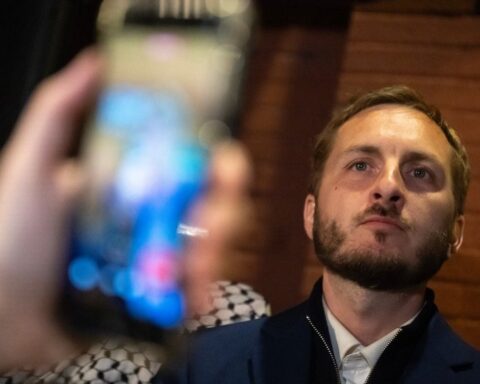 Jean-Luc Moudenc conserve la mairie de Toulouse, déception pour François Piquemal