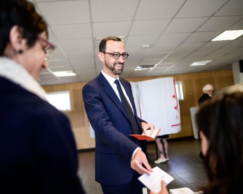 Jérôme Marbot, le socialiste, remporte les élections municipales 2026 à Pau en battant François Bayrou
