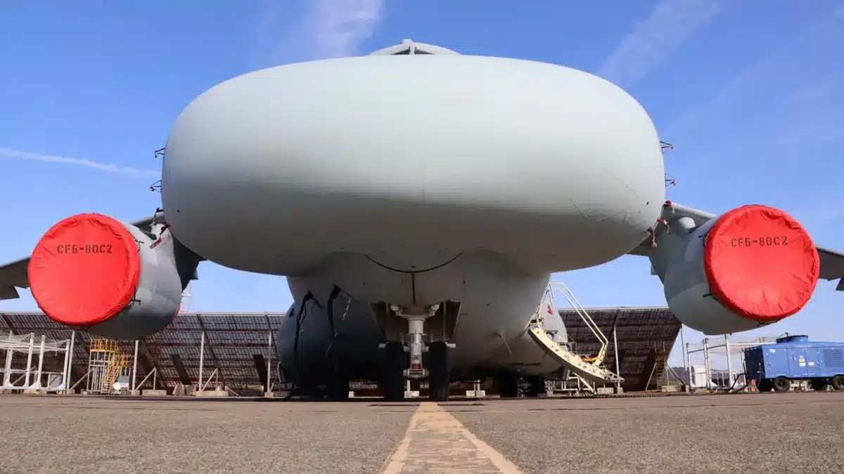 Kawasaki EC-2 : une avancée dans l'aviation militaire avec un canot pneumatique pour des missions essentielles.