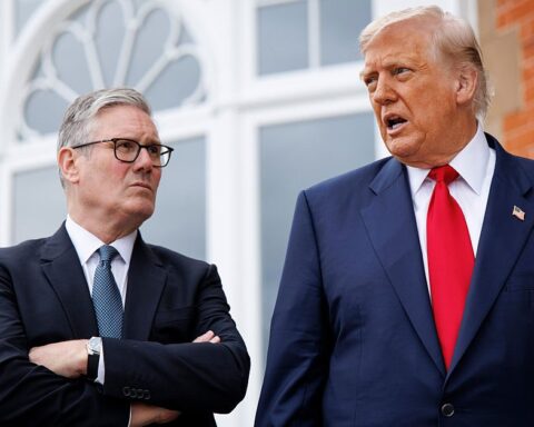 Keir Starmer défend sa décision de ne pas soutenir les frappes initiales contre l'Iran malgré les critiques de Trump