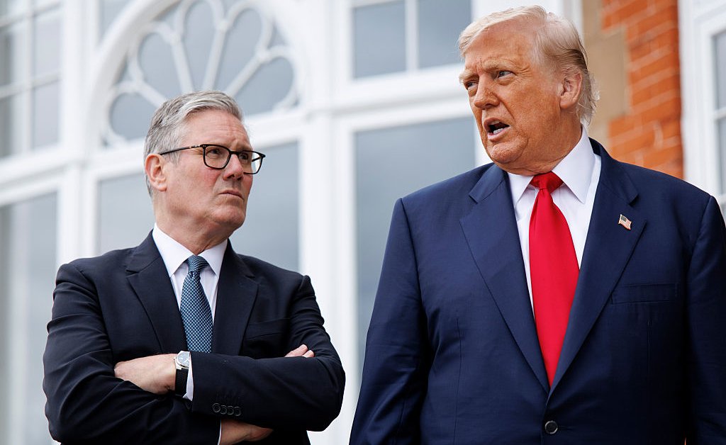 Keir Starmer défend sa décision de ne pas soutenir les frappes initiales contre l'Iran malgré les critiques de Trump