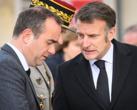 La popularité d'Emmanuel Macron grimpe face aux crises internationales, selon un sondage