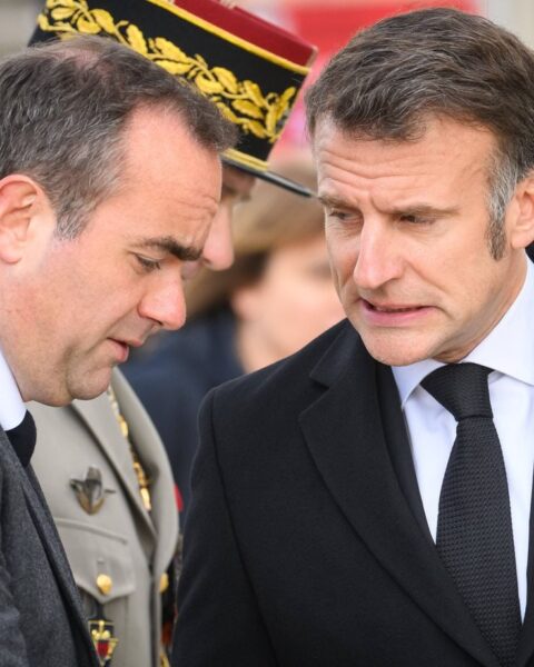 La popularité d'Emmanuel Macron grimpe face aux crises internationales, selon un sondage