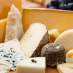La question de la comestibilité des croûtes de fromage : acceptables ou à éviter ?