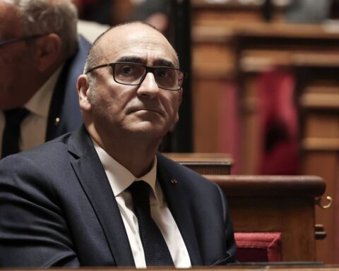 Le gouvernement français envisage des poursuites pénales après des insultes contre le maire de Saint-Denis