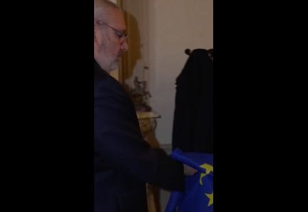 Le maire de Carcassonne retire les drapeaux européens, une décision divisant la population